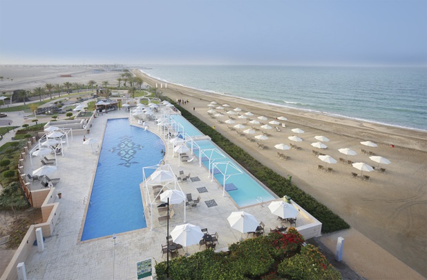 Au-delà de son immense plage en accès direct, aménagée avec transats et parasols, le club dispose d’une marina intégrée, dotée d’une base nautique - DR : Millennium Resort Mussanah