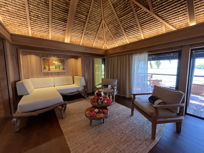 L’accueil se fait à la polynésienne, avec des fleurs - Photo : PB L’accueil se fait à la polynésienne, avec des fleurs - Photo : PB