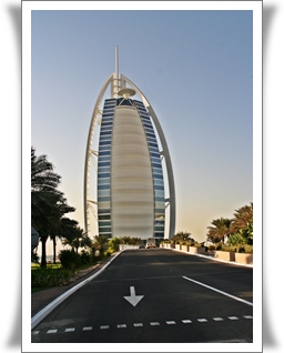 Burj Al Arab, premier fleuron du Groupe, hôtel en forme de voile qui pavoise sur le littoral de Dubai.