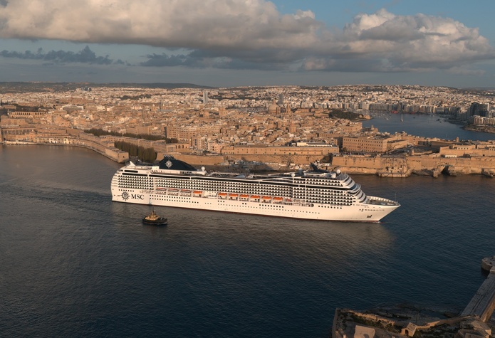 Le MSC Poesia quittant les chantiers navals maltais - Photo : MSC Croisières