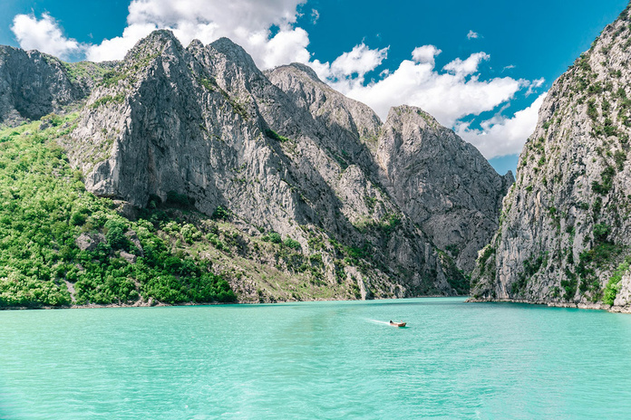 Lac Komani - Albanie © Unsplash - Johnny Africa