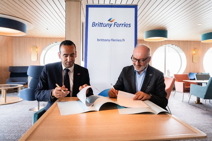 Adam Oubuih, Directeur général de Atout France, et Christophe Mathieu, Président du Directoire de Brittany Ferries © Jess Breheret