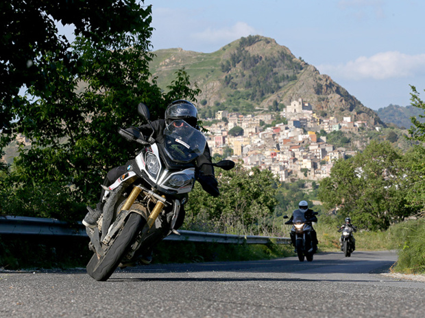 Fabien Da Luz, Directeur de TourMaG.com et fondateur de l'évènement Les Motards du Tourisme, sur les routes dégagées de Sicile.