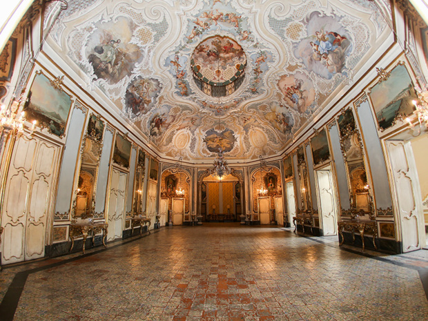 Le plafond de la salle de bale du palazzo Biscari. DR : G.S