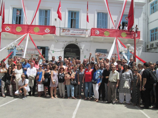 La délégation des organisations syndicales françaises devant le siège de l’UGTT. Membre du « quartet » tunisien qui a reçu le 10 décembre 2015 le Prix Nobel de la Paix (avec la Fédération Syndicale patronale de Tunisie (UTICA), l’Ordre national des avocats et la Ligue tunisienne de défense des droits de l’homme). Les 4 organisations ont été primées pour avoir en 2013 animé le dialogue national et permis à la Tunisie de réaliser sa transition démocratique. Photo MS.
