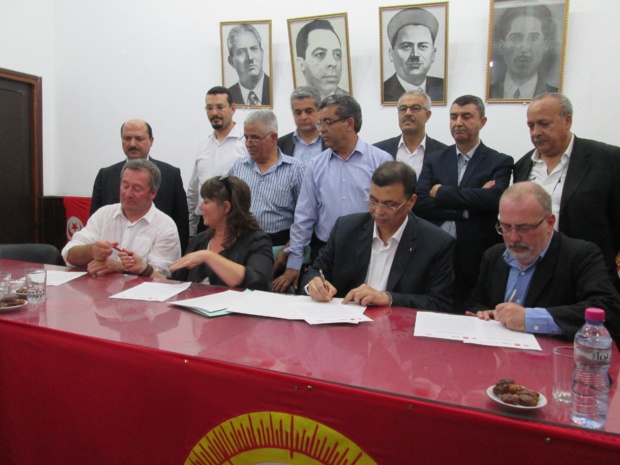 Ils signent un acte de solidarité sur une feuille de route commune. De gauche à droite Christan Faoro (CGT), Sylvie Szeferowicz (FO), Bouali Mbarki, secrétaire général adjoint de l'UGTT, et François Cuffini (CFDT). Photo MS.