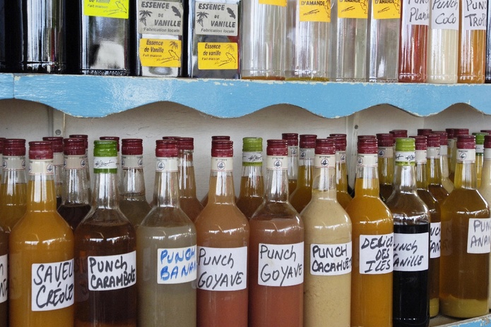 France, rhum et punch au marché Sainte Anne en Martinique - Depositphotos.Com Auteur packshot