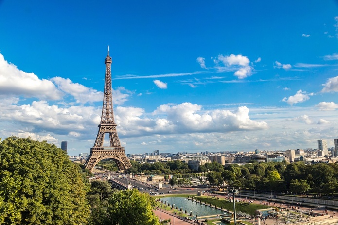 Au pied de la Tour Eiffel, le Pullman Paris Tour Eiffel engage une transformation en profondeur portée par son directeur général Benoit Stoltz - Depositphotos.com, bloodua
