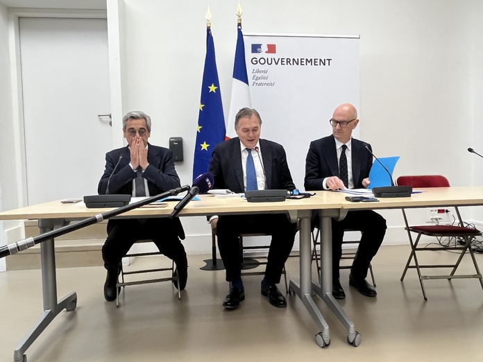 De g. à d., Serge Papin ((tourisme), Philippe Tabarot (transports) et Roland Lescure (économie), pendant la conférence de presse. © PB
