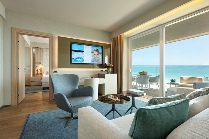 Des chambres et suites baignées de lumière. Ici, une suite premium.Photo : Almar Jesolo Hotel & Spa
