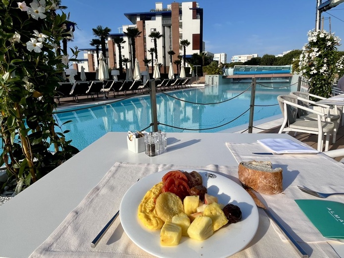 Le petit déjeuner sur la terrasse devant la piscine, un luxe inouï Photo PB