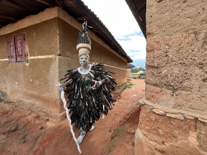 Homme-oiseau dans le village de Passima, près de Macenta, en Haute-Guinée - Photo PB