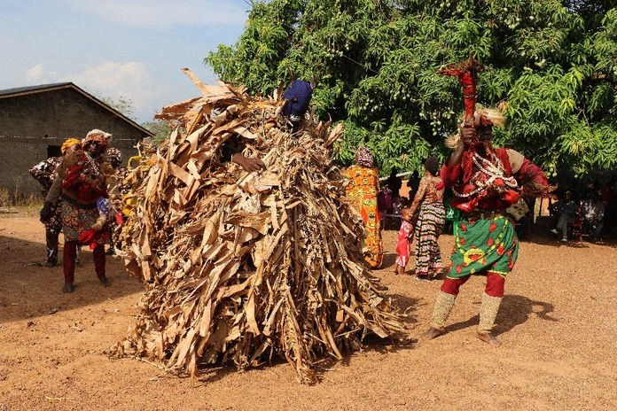 Danseur revêtu de feuilles de bananier lors d’une cérémonie Dozo, dans un village entre Faranah et Kissidougou, en Haute-Guinée - Photo PB