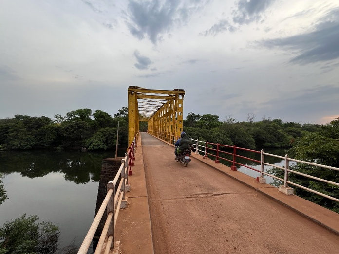 Le pont sur le Niger, plus long fleuve d’Afrique occidentale, entre Dabola et Faranah, en Haute-Guinée. - Photo PB