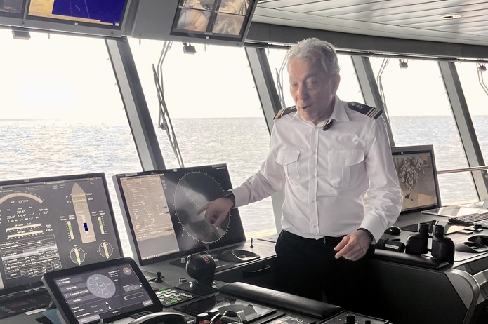 Le commandant Etienne Garcia n'hésite pas à accueillir les passagers à la passerelle où il n'est pas avare d'explications @LG