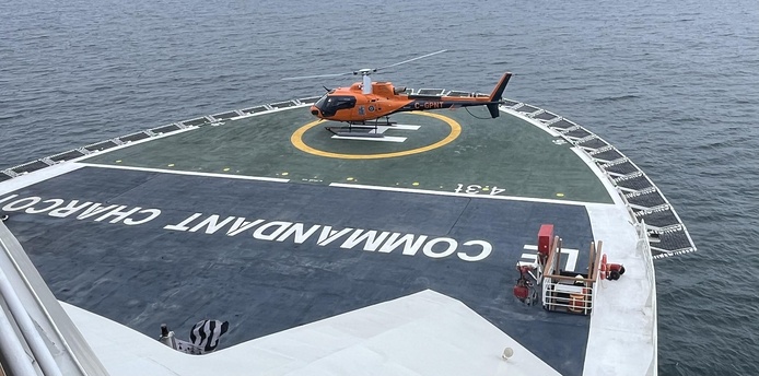 L'hélicoptère du Charcot a pour mission de partir en reconnaissance au-dessus des glaces pour indiquer le meilleur tracé @LG