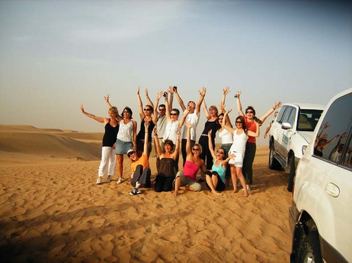 Safari dans le désert. Pour beaucoup des participants ce fut une ''première''. Balade d'une après-midi dans le désert qui se terminera par une pause afin d'admirer le coucher de soleil sur les dunes suivi du traditionnel dîner babecue sous les étoil