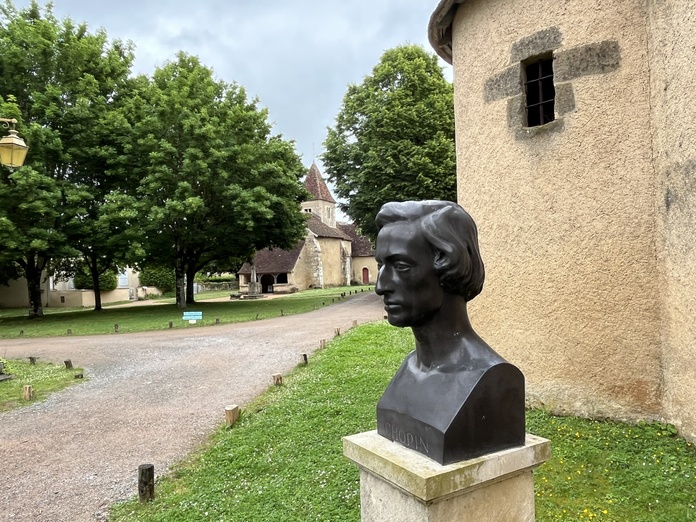 A l'entrée de l'allée qui mène à la place du village et à la maison de George Sand, un buste de Frédéric Chopin - Photo : Paula Boyer,