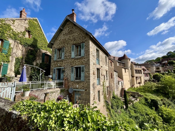 Gargilesse, "plus beau village de France", abrite aujourd'hui de talentueux potiers et artisans, dont Justin Etre, une filographe qui réalise d'admirables sculptures en fil d'algue - Photo : Paula Boyer