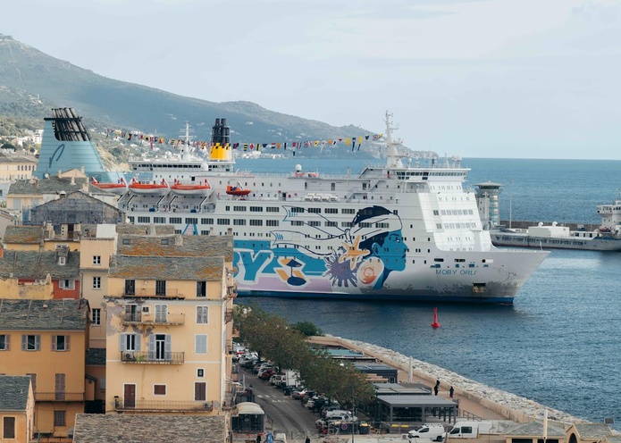 Les navires proposent notamment des cabines, des salons climatisés, des espaces familles, du Wi-Fi gratuit ainsi que plusieurs espaces de restauration et de détente @Moby Lines