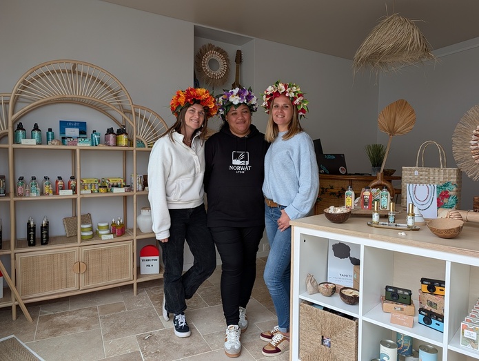 Jessica Sorin (à gauche) ouvre Maison Manaventura, une agence physique en Vendée. Chloé Le Berre Lizée (à droite) en prend la direction - Photo : Manaventura