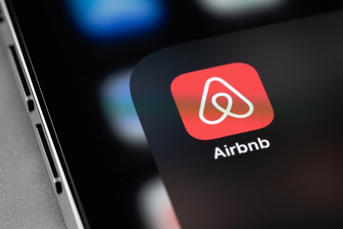 Airbnb propose désormais la location de voitures sur son application. @depositphotos/Primako