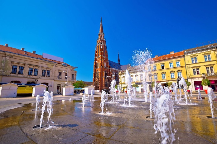 La place de la cathédrale d'Osijek, capitale de la Slavonie, une région que l'Office du tourisme croate  feut mieux faire connaître © xbrchx/deposit photos