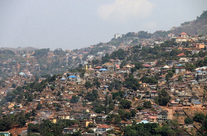 Quartiers partant à l’assaut des collines à Freetown, capitale du Libéria. - Photo PB