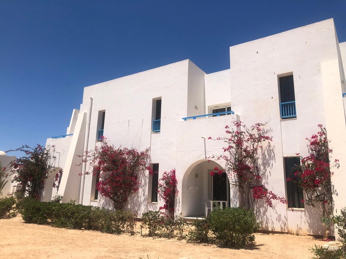 Les habitations d’El Mouradi, respectueuses de la tradition architecturale locale (le menzel) sont suffisamment distantes pour préserver le charme et le calme d’un hôtel - Photo JS