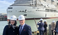 Cécile Walson et Patrick Pourbaix (MSC) lors de la mise à l'eau, le 12 novembre, du World Asia aux Chantiers de l'Atlantique. Le navire proposera des croisières de 7 nuits en Méditerranée dès décembre 2026 @LG