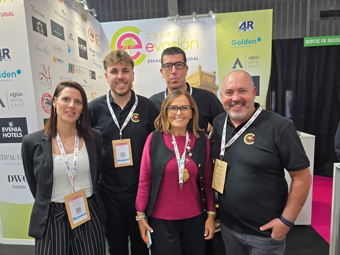 Les équipes de Calafell Evasión et de Promenade réunies sur le stand de Calafell Evasión à l'IFTM top Resa en septembre 2025. - Photo CE