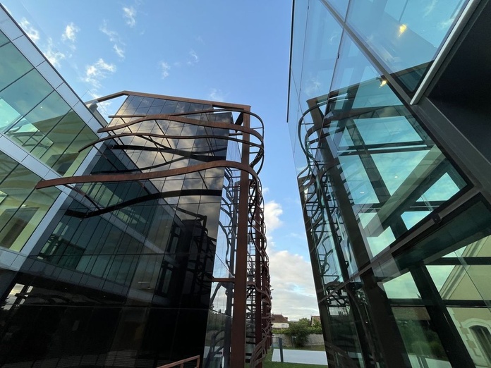 Sur la façade du bâtiment contemporain, des vrilles en acier corten. Photo : Paula Boyer Sur la façade du bâtiment contemporain, des vrilles en acier corten. Photo : Paula Boyer