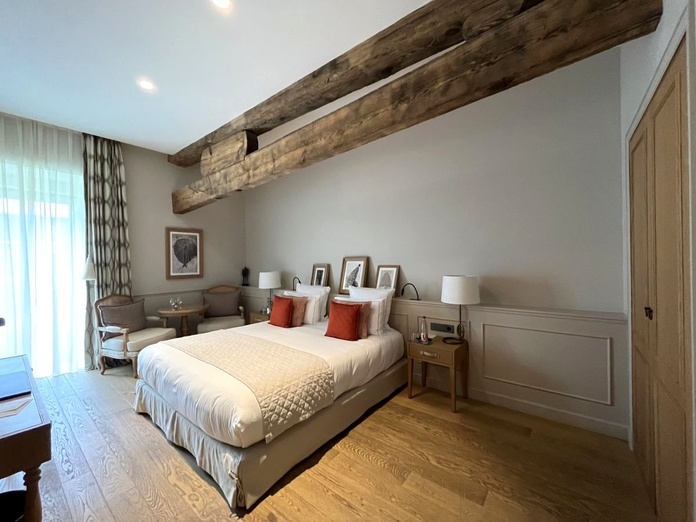 Dans les chambres, les puissantes charpentes sont bien mises en valeur. Photo : Paula Boyer. Dans les chambres, les puissantes charpentes sont bien mises en valeur. Photo : Paula Boyer.