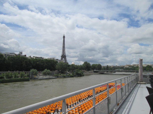 La Seine et la Tour Eiffel vues le 14 juin de l’embarcadère des Bateaux Mouches. Un ciel  bas. La Seine n’a toujours pas retrouvé son cours normal. Certaines compagnies de croisières reprennent leurs itinéraires - Photo MS