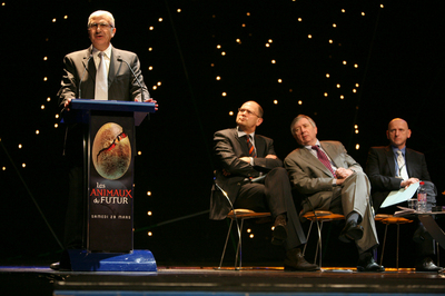 Claude Bertraud est à la tribune, à sa gauche, Dominique Hummel, Président du Directoire du Futuroscope.