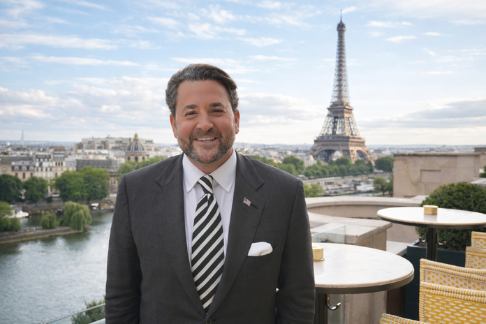 Nick Adams, le Monsieur Tourisme de Trump ce 2 juin à Paris. Photos C.Hardin Nick Adams, le Monsieur Tourisme de Trump ce 2 juin à Paris. Photos C.Hardin