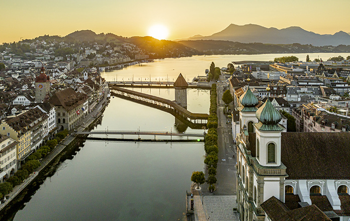 Coucher de soleil à Lucerne, au bord du lac des Quatre-Cantons © Switzerland Tourism / Jan Geerk