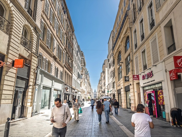 "Le débat, ce n’est plus centre-ville versus périphérie..." selon David Lestoux, urbaniste et sociologue du commerce - Depositphotos