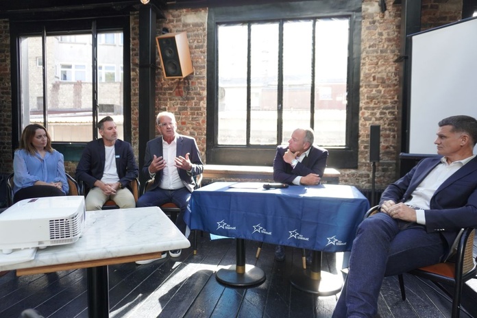 La première édition de l'Altimètre Air Transat ce 9 juin à Paris. De gauche à droite :Cristina Raventos,Charles Julien,Patrice Caradec,Cyril Cousin,Jérôme Delente. Photo : C.Hardin