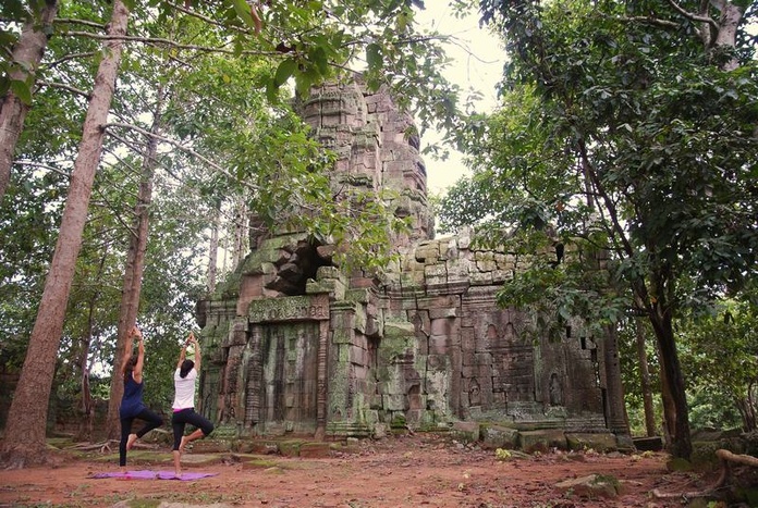 Séance de yoga au cœur des temples d'Angkor, Cambodge — là où le mouvement rencontre l'histoire. © Easia Travel