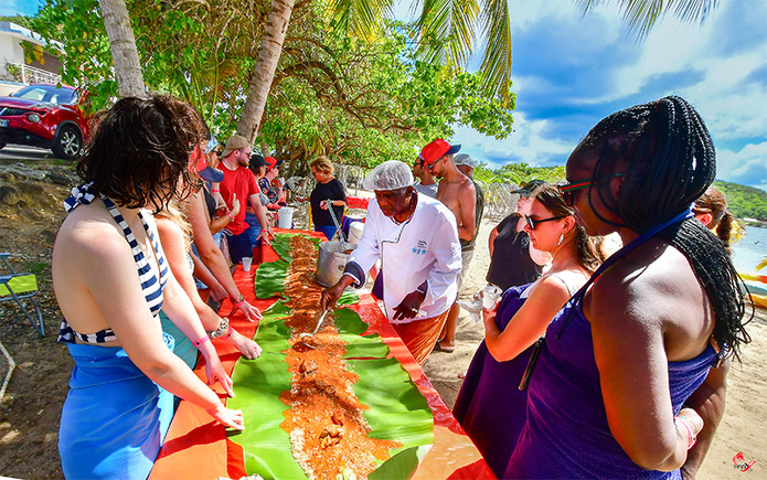 Déjeuner formule trempage sur la plage de Tartane © CMT Tifox Bruno