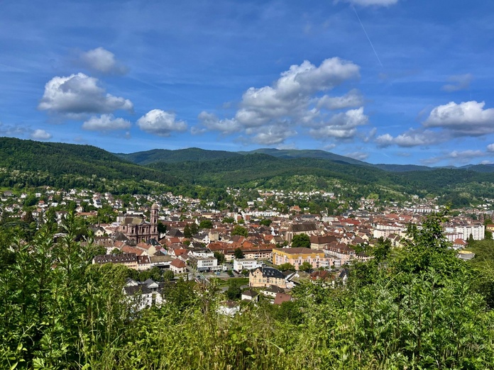 Vue générale de Guebwiller, prise depuis le vignoble. PB