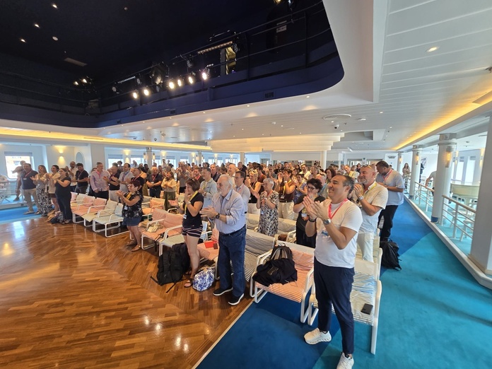 Plus de 200 participants adhérents, et partenaires à bord du Club Med 2 - Photo CE Plus de 200 participants adhérents, et partenaires à bord du Club Med 2 - Photo CE