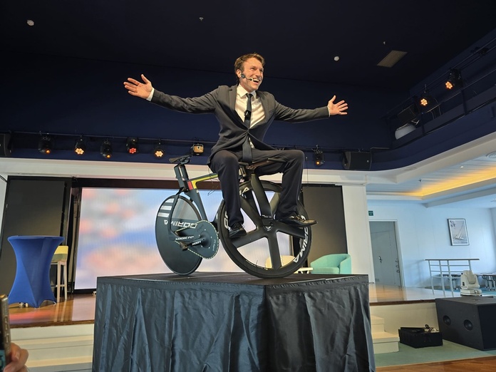 Clément Leroy, champion du monde d'équilibre statique à vélo a mêlé performance sportive et conférence - Photo CE