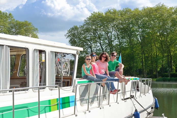 Le tourisme fluvial se réinvente avec la "riverlife", une tendance qui séduit de plus en plus de citadins - Depositphotos.com, JaySi