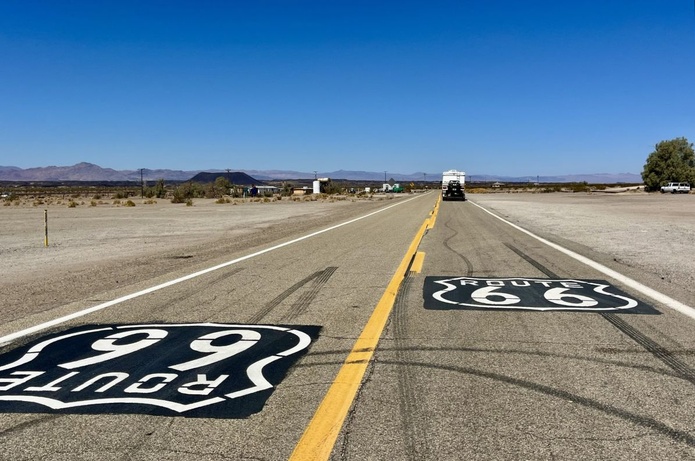 La Route 66, balisée de frais, dans le désert Mojave - Photo : PB La Route 66, balisée de frais, dans le désert Mojave - Photo : PB