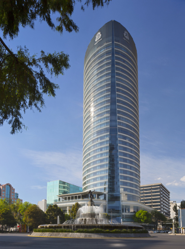 Le St Regis considéré comme l'hôtel le plus luxueux de Mexico City. Il occupe 16 des 31 étages de la tour conçue par l'architecte Cesar Pelli.