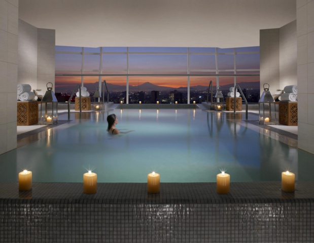 Le spa réparti sur les 15e et 16e étage. Ici la piscine intérieure.