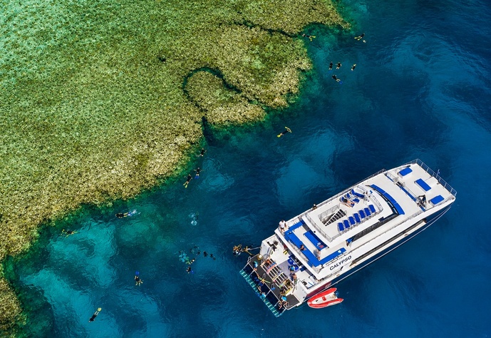 Le Calypso de Reef Unlimited (Experience Co) sur la Grande Barrière de Corail. La marque rassemble les activités maritimes du groupe au départ de Cairns et Port Douglas - Photo : Reef Unlimited / Experience Co