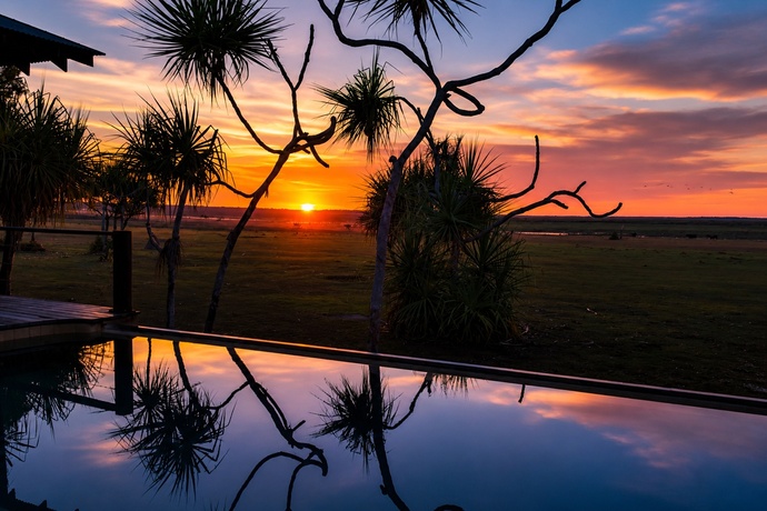 Bamurru Plains Lodge (Intrepid Travel), Northern Territory. La piscine à débordement d'eau salée s'ouvre directement sur les vastes plaines inondables de la région de la Mary River, à la lisière occidentale du Kakadu. Photo : Sébastien Cros / WeTravelAustralia